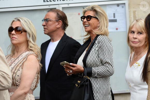 Caroline Margeridon et son compagnon Pascal - Mariage de Claude Lelouch à la mairie du 18ème à Paris. Le 17 juin 2023