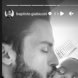 Une certaine Chloé Lopez a partagé une photo de Baptiste Giabiconi et de son fils, niché dans ses bras, pour son anniversaire.
Baptiste Giabiconi et son fils Baptiste Jr. Instagram. Le 9 novembre 2023.