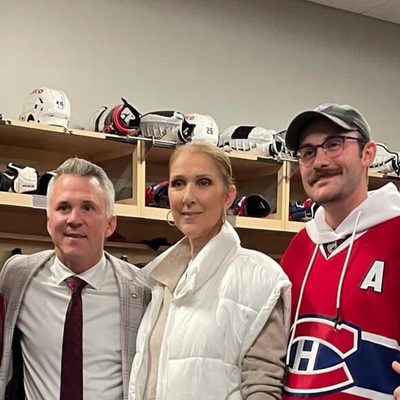 ... et que sa mère lui a promis de "mettre à sa disposition son immense réseau" !
Céline Dion réapparaît entourée de ses 3 fils, René Charles et les jumeaux Nelson et Eddy, à l'occasion d'un match de hockey qui s'est jouée à Las Vegas.