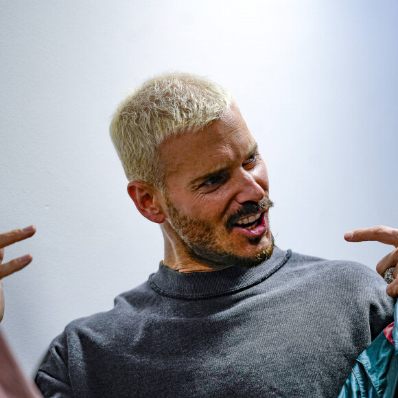 Tony Parker et Matt Pokora (M.Pokora) s'affrontent lors d'un match de basket par équipes dans le cadre d'une animation Radio Scoop au Gymnase Mado Bonnet à Lyon le 26 octobre 2023. (Panoramic / Bestimage)