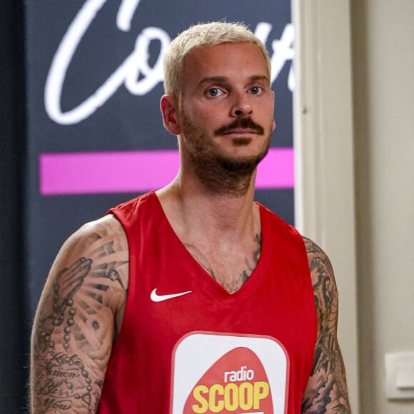 Tony Parker et Matt Pokora (M.Pokora) s'affrontent lors d'un match de basket par équipes dans le cadre d'une animation Radio Scoop au Gymnase Mado Bonnet à Lyon le 26 octobre 2023. 