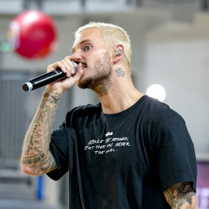 Matt Pokora (M.Pokora) interprète quelques chansons dans le cadre d'une animation Radio Scoop au Gymnase Mado Bonnet à Lyon le 26 octobre 2023. (Panoramic / Bestimage)