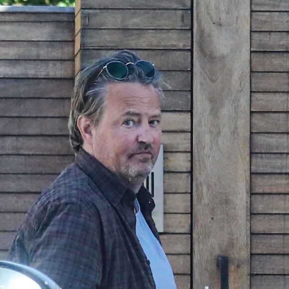 C'est le fait qu'il se surnomme Mattman sur son dernier post Instagram qui lui a mis la puce à l'oreille. Ce nom étant celui de son alter ego lorsqu'il retomabit dans ses travers...
Exclusif - Matthew Perry se rend chez un ami avec une mystérieuse jeune femme à Pacific Palisades le 8 avril 2022.