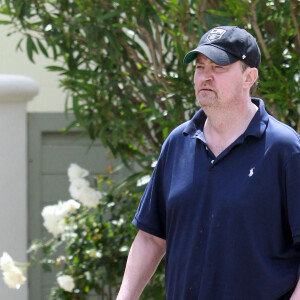Exclusif - Matthew Perry se balade à Los Angeles avec une amie le 13 mai 2020