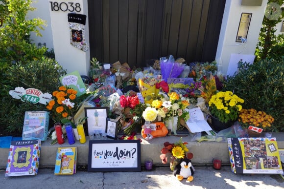 Hommage à Matthew Perry devant chez lui à Los Angeles - 3 novembre 2023