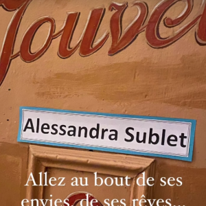 Après sa grande première, Alessandra Sublet a partagé son bonheur sur son compte Instagram.
Le 13 novembre 2023, Alessandra Sublet a assuré hier soir la première représentation à Paris de Tous les risques n'auront pas la saveur du succès au Théâtre Antoine à Paris.