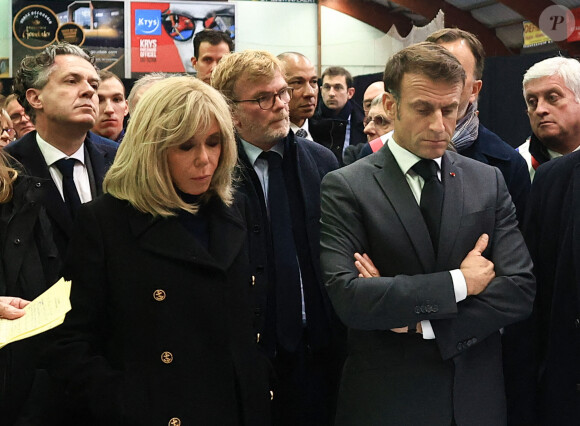 Le président français Emmanuel Macron et sa femme la Première Dame Brigitte assistent à une réunion avec les équipes de secours à Clairmarais, France, le 14 novembre 2023.© Aurelien Morissard/Pool/Bestimage. 