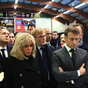 Le président français Emmanuel Macron et sa femme la Première Dame Brigitte assistent à une réunion avec les équipes de secours à Clairmarais, France, le 14 novembre 2023.  © Aurelien Morissard/Pool/Bestimage. 