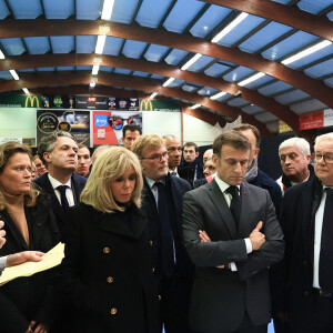 Le président français Emmanuel Macron et sa femme la Première Dame Brigitte assistent à une réunion avec les équipes de secours à Clairmarais, France, le 14 novembre 2023.© Aurelien Morissard/Pool/Bestimage 