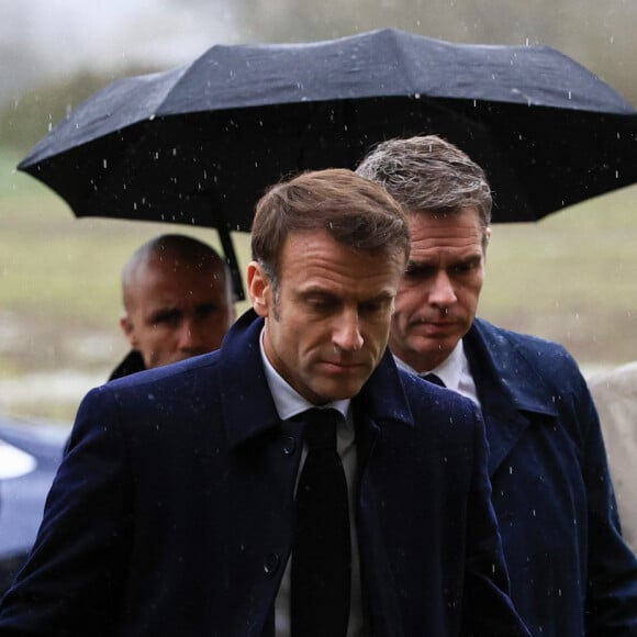 Le président français Emmanuel Macron arrive pour rencontrer les équipes de secours à Clairmarais, France, le 14 novembre 2023. Le président Macron et sa femme la Première Dame, visitent des villes inondées près de Calais, dans le nord de la France, après une série de tempêtes et de fortes pluies qui ont forcé l'évacuation des écoles, des champs agricoles inondés et des services publics mis à rude épreuve. Macron veut montrer son soutien aux habitants et aux équipes de secours, Le président de la République française Emmanuel Macron annonce le classement de 244 communes en catastrophe naturelle dans le Nord et Pas-de-Calais. © Aurelien Morissard/Pool/Bestimage  France’s President Emmanuel Macron arrives to meet rescue teams in Clairmarais, northern France, Tuesday, Nov. 14, 2023. President Macron and his wife, Brigitte, visit inundated towns near Calais in northern France after a series of storms and heavy rains forced school evacuations, flooded farm fields and strained public services. Macron wants to show his support to residents and rescue teams, the French presidency said. 