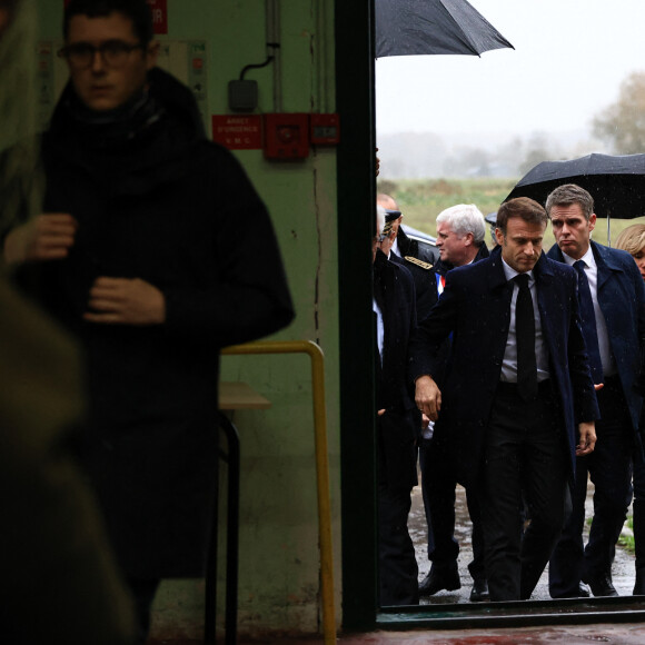 Le président français Emmanuel Macron arrive pour rencontrer les équipes de secours à Clairmarais, France, le 14 novembre 2023. Le président Macron et sa femme la Première Dame Brigitte, visitent des villes inondées près de Calais, dans le nord de la France, après une série de tempêtes et de fortes pluies qui ont forcé l'évacuation des écoles, des champs agricoles inondés et des services publics mis à rude épreuve. Macron veut montrer son soutien aux habitants et aux équipes de secours, Le président de la République française Emmanuel Macron annonce le classement de 244 communes en catastrophe naturelle dans le Nord et Pas-de-Calais. © Aurelien Morissard/Pool/Bestimage  France’s President Emmanuel Macron arrives to meet rescue teams in Clairmarais, northern France, Tuesday, Nov. 14, 2023. President Macron and his wife, Brigitte, visit inundated towns near Calais in northern France after a series of storms and heavy rains forced school evacuations, flooded farm fields and strained public services. Macron wants to show his support to residents and rescue teams, the French presidency said. 