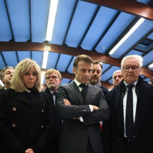 Le président français Emmanuel Macron et sa femme la Première Dame Brigitte assistent à une réunion avec les équipes de secours à Clairmarais, France, le 14 novembre 2023. Le président Macron et sa femme la Première Dame Brigitte, visitent des villes inondées près de Calais, dans le nord de la France, après une série de tempêtes et de fortes pluies qui ont forcé l'évacuation des écoles, des champs agricoles inondés et des services publics mis à rude épreuve. Macron veut montrer son soutien aux habitants et aux équipes de secours, Le président de la République française Emmanuel Macron annonce le classement de 244 communes en catastrophe naturelle dans le Nord et Pas-de-Calais. © Aurelien Morissard/Pool/Bestimage.  France’s President Emmanuel Macron , center right, and his wife Brigitte, center left, attend a meeting with rescue teams in Clairmarais, northern France, Tuesday, Nov. 14, 2023. President Macron and his wife, Brigitte, visit inundated towns near Calais in northern France after a series of storms and heavy rains forced school evacuations, flooded farm fields and strained public services. Macron wants to show his support to residents and rescue teams, the French presidency said. 