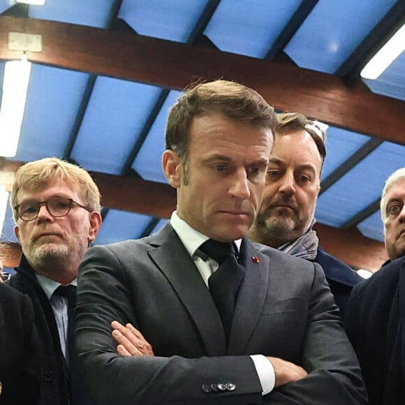 Le président français Emmanuel Macron et sa femme la Première Dame Brigitte assistent à une réunion avec les équipes de secours à Clairmarais, France, le 14 novembre 2023. Le président Macron et sa femme la Première Dame Brigitte, visitent des villes inondées près de Calais, dans le nord de la France, après une série de tempêtes et de fortes pluies qui ont forcé l'évacuation des écoles, des champs agricoles inondés et des services publics mis à rude épreuve. Macron veut montrer son soutien aux habitants et aux équipes de secours, Le président de la République française Emmanuel Macron annonce le classement de 244 communes en catastrophe naturelle dans le Nord et Pas-de-Calais. © Aurelien Morissard/Pool/Bestimage.  France’s President Emmanuel Macron , center right, and his wife Brigitte, center left, attend a meeting with rescue teams in Clairmarais, northern France, Tuesday, Nov. 14, 2023. President Macron and his wife, Brigitte, visit inundated towns near Calais in northern France after a series of storms and heavy rains forced school evacuations, flooded farm fields and strained public services. Macron wants to show his support to residents and rescue teams, the French presidency said. 