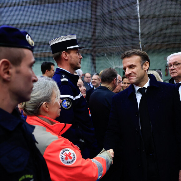 Le président français Emmanuel Macron arrive pour rencontrer les équipes de secours à Clairmarais, France, le 14 novembre 2023. Le président Macron et sa femme la Première Dame visitent des villes inondées près de Calais, dans le nord de la France, après une série de tempêtes et de fortes pluies qui ont forcé l'évacuation des écoles, des champs agricoles inondés et des services publics mis à rude épreuve. Macron veut montrer son soutien aux habitants et aux équipes de secours, Le président de la République française Emmanuel Macron annonce le classement de 244 communes en catastrophe naturelle dans le Nord et Pas-de-Calais. © Aurelien Morissard/Pool/Bestimage  France’s President Emmanuel Macron shakes hands with a member of a rescue team in Clairmarais, northern France, Tuesday, Nov. 14, 2023. President Macron and his wife, Brigitte, visit inundated towns near Calais in northern France after a series of storms and heavy rains forced school evacuations, flooded farm fields and strained public services. Macron wants to show his support to residents and rescue teams, the French presidency said. 