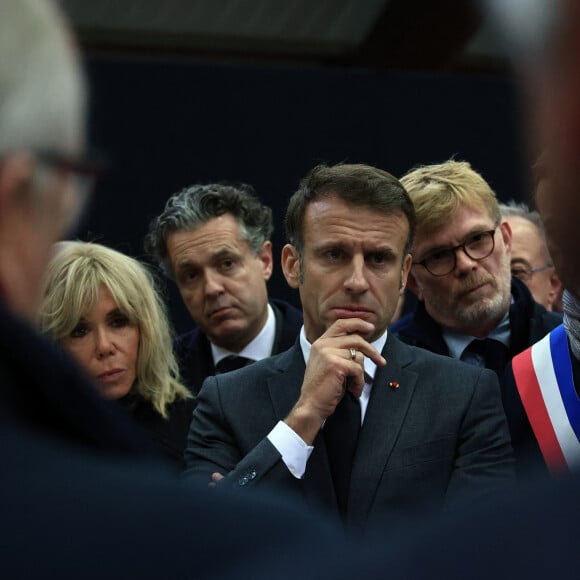 Le président français Emmanuel Macron arrive pour rencontrer les équipes de secours à Clairmarais, France, le 14 novembre 2023. Le président Macron et sa femme la Première Dame Brigitte, visitent des villes inondées près de Calais, dans le nord de la France, après une série de tempêtes et de fortes pluies qui ont forcé l'évacuation des écoles, des champs agricoles inondés et des services publics mis à rude épreuve. Macron veut montrer son soutien aux habitants et aux équipes de secours, Le président de la République française Emmanuel Macron annonce le classement de 244 communes en catastrophe naturelle dans le Nord et Pas-de-Calais. © Aurelien Morissard/Pool/Bestimage  France’s President Emmanuel Macron , center, and his wife Brigitte, left, attend a meeting with rescue teams in Clairmarais, northern France, Tuesday, Nov. 14, 2023. President Macron and his wife, Brigitte, visit inundated towns near Calais in northern France after a series of storms and heavy rains forced school evacuations, flooded farm fields and strained public services. Macron wants to show his support to residents and rescue teams, the French presidency said. 