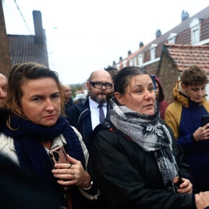 Le président français Emmanuel Macron s'entretient avec une habitante de Blendecques France, le 14 novembre 2023. © Aurelien Morissard/Pool/Bestimage 