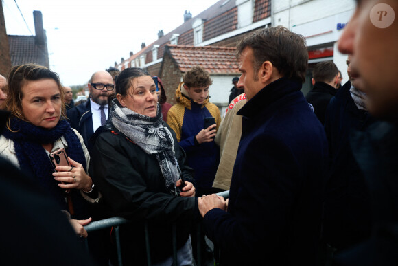 Le président français Emmanuel Macron s'entretient avec une habitante de Blendecques France, le 14 novembre 2023. © Aurelien Morissard/Pool/Bestimage 
