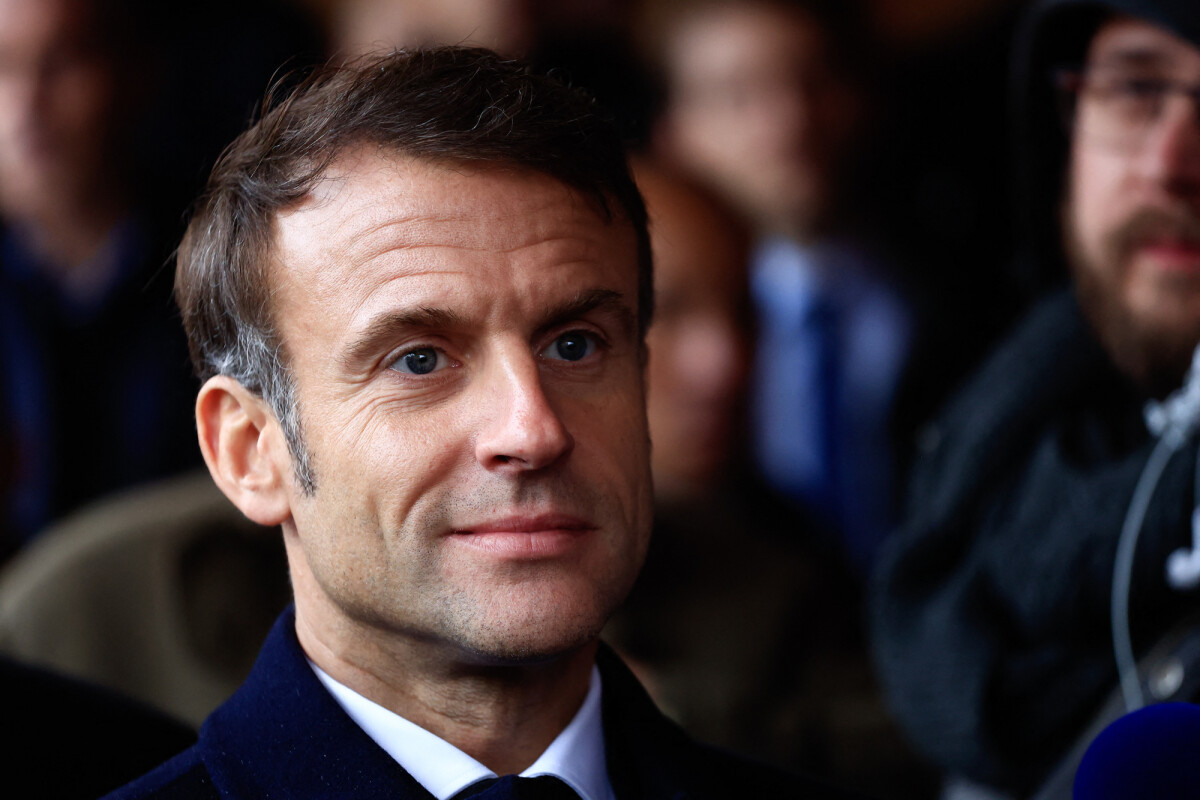 Photo : Le président français Emmanuel Macron répond aux médias lors d ...