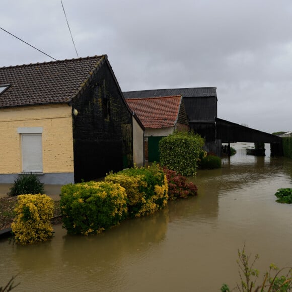 Ils sont venus constater les dégâts, alors que le département est touché par de fortes pluies.
Le président français rencontre les équipes de secours à Clairmarais, France, le 14 novembre 2023.  © Aurelien Morissard/Pool/Bestimage 