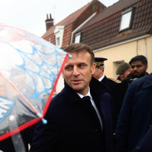 Le président français Emmanuel Macron serre la main d'un habitant de Blendecques France, le 14 novembre 2023.  © Aurelien Morissard/Pool/Bestimage 