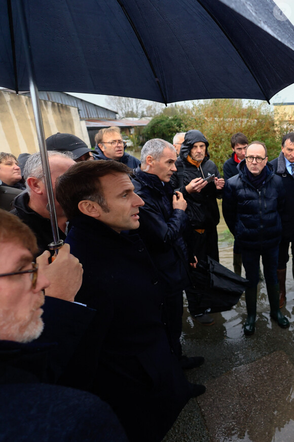 Le président français Emmanuel Macron s'entretient avec des résidents de Le Doulac, France, le 14 novembre 2023.  © Aurelien Morissard/Pool/Bestimage 