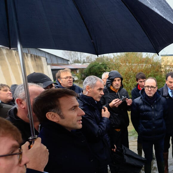 Le président français Emmanuel Macron s'entretient avec des résidents de Le Doulac, France, le 14 novembre 2023.  © Aurelien Morissard/Pool/Bestimage 