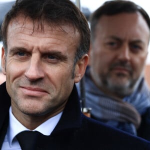 Le président français Emmanuel Macron s'entretient avec un résident de Le Doulac, France, le 14 novembre 2023. © Aurelien Morissard/Pool/Bestimage 