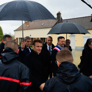 Le président français Emmanuel Macron encontre les équipes de secours à Clairmarais, France, le 14 novembre 2023. © Aurelien Morissard/Pool/Bestimage 