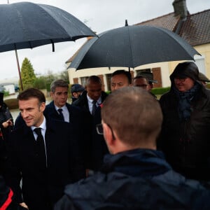 Le président français Emmanuel Macron encontre les équipes de secours à Clairmarais, France, le 14 novembre 2023.  © Aurelien Morissard/Pool/Bestimage 