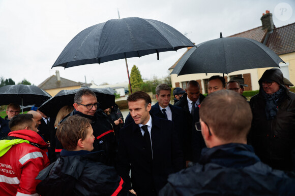 Le président français Emmanuel Macron encontre les équipes de secours à Clairmarais, France, le 14 novembre 2023.  © Aurelien Morissard/Pool/Bestimage 