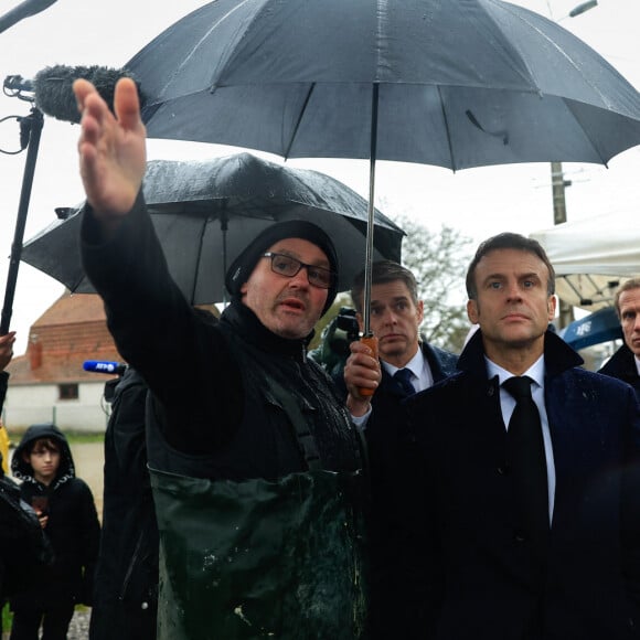 Le président français Emmanuel Macron s’entretient avec un agriculteur Le Doulac, France, le 14 novembre 2023. Le président Macron et sa femme la Première Dame, visitent des villes inondées près de Calais, dans le nord de la France, après une série de tempêtes et de fortes pluies qui ont forcé l'évacuation des écoles, des champs agricoles inondés et des services publics mis à rude épreuve. Macron veut montrer son soutien aux habitants et aux équipes de secours, Le président de la République française Emmanuel Macron annonce le classement de 244 communes en catastrophe naturelle dans le Nord et Pas-de-Calais. © Aurelien Morissard/Pool/Bestimage  France’s President Emmanuel Macron talks with a farmer Le Doulac, northern France, Tuesday, Nov. 14, 2023. President Macron and his wife, Brigitte, visit inundated towns near Calais in northern France after a series of storms and heavy rains forced school evacuations, flooded farm fields and strained public services. Macron wants to show his support to residents and rescue teams, the French presidency said. 