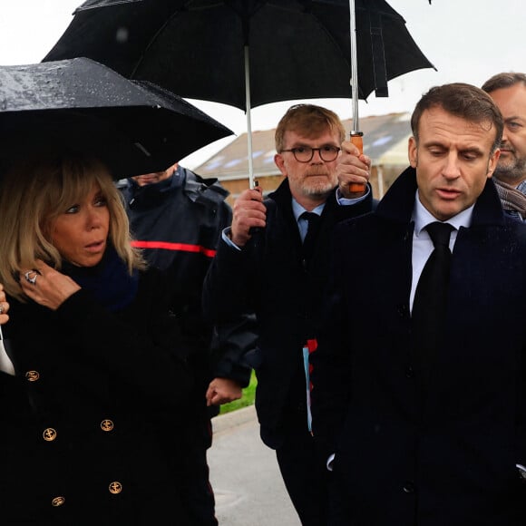 Emmanuel Macron a aussi annoncé un "fonds exceptionnel de soutien" aux agriculteurs.
Le président français Emmanuel Macron s'entretient avec un résident de Le Doulac, France, le 14 novembre 2023.  © Aurelien Morissard/Pool/Bestimage 