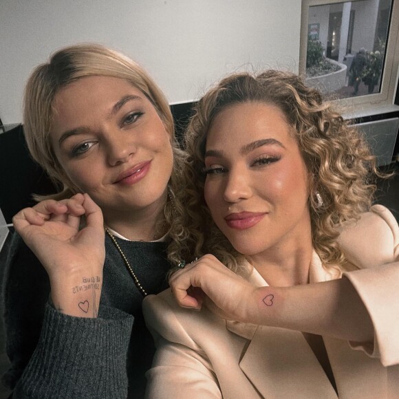 Elles en sont ressorties avec un tatouage en commun : un mini coeur au niveau du poignet
Océane Amsler et Louane dévoilent leur tatouage commun : un mini coeur sur le bras