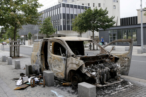 Dégâts après la quatrième nuit de violences dans différents lieux de l'agglomération lyonnaise, France, le 1er juillet 2023, après la mort du jeune Nahel (17 ans), tué par un policier après un refus d'obtempérer à Nanterre. © Pascal Fayolle//Bestimage 