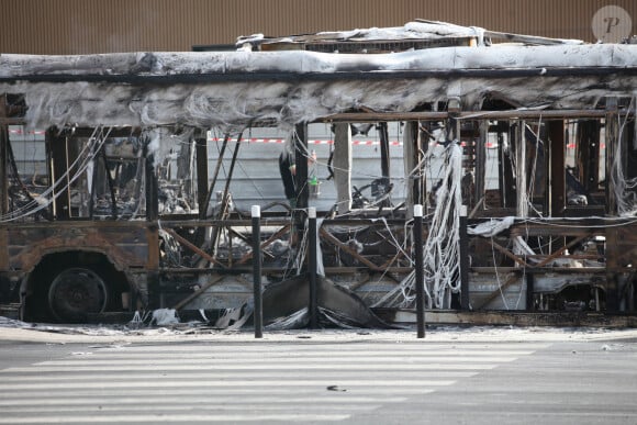 Douze bus ont été brûlés par des cocktails molotov dans le centre de dépôt RATP d' Aubervilliers, lors des émeutes parisiennes, après la mort du jeune Nahel (Naël) à Nanterre, tué par un policier. Le 30 juin 2023 © Jonathan Rebboah / Panoramic / Bestimage