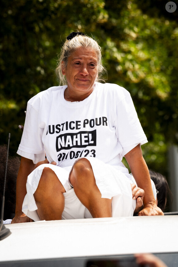 Mounia, la mère de Nahel en ouverture de cortège sur le camion lors de la marche blanche organisée en hommage à Nahel jeune homme tué par un policier après un refus d'obtempérer, à Nanterre, France, le 29 juin 2023. 6 200 personnes sont présentes, selon la police. © Jean-Baptiste Autissier/Panoramic/bestimage 