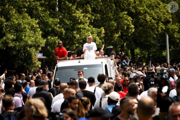 Ses demandes de remise en liberté avaient toujours été refusées jusqu'à présent 
Mounia, la mère de Nahel en ouverture de cortège sur le camion lors de la marche blanche organisée en hommage à Nahel jeune homme tué par un policier après un refus d'obtempérer, à Nanterre, France, le 29 juin 2023. 6 200 personnes sont présentes, selon la police. © Jean-Baptiste Autissier/Panoramic/bestimage 