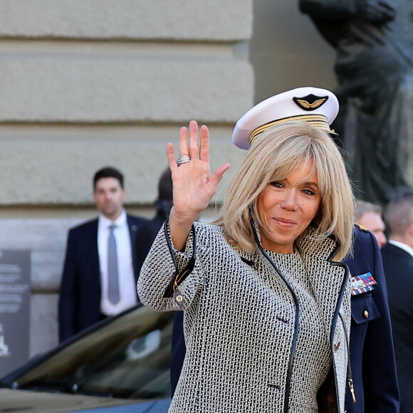 Et aujourd'hui, Brigitte Macron est un véritable pilier pour son mari. 
Cérémonie d'accueil du président Emmanuel Macron et de sa femme Brigitte Macron sur la place fédérale de Berne, Suisse le 15 novembre 2023. © Dominique Jacovides / Bestimage 