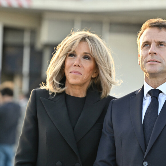 Emmanuel Macron et sa femme Brigitte - Le président de la République française et sa femme lors de la cérémonie de départ de Sa Sainteté à l'aéroport international de Marseille. Le 23 septembre 2023 © Philippe Magoni / Pool / Bestimage 