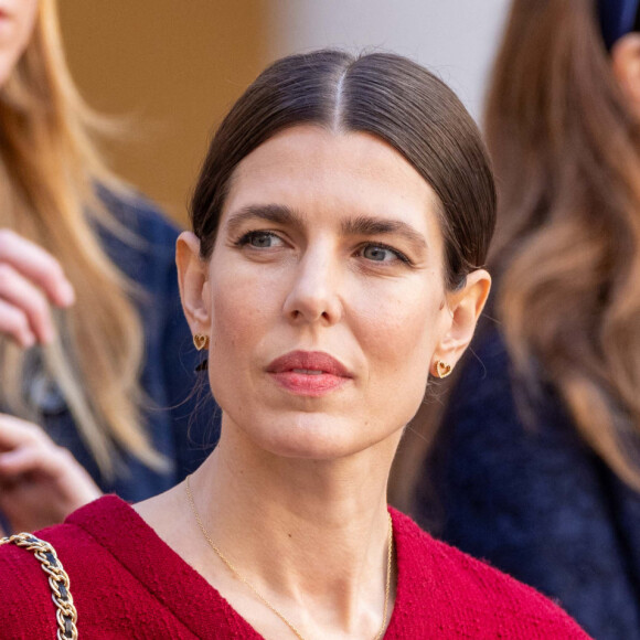 Tous deux habillés avec un costume bleu marine à carreaux, seules leurs cravates étaient différentes : rouge pour Balthazar et bleue à pois pour Raphaël.
Raphaël Elmaleh et sa mère Charlotte Casiraghi - La famille princière monégasque dans la cour d'honneur du palais lors de la la fête nationale à Monaco, le 19 novembre 2023. La famille princière monégasque assiste à la prise d'armes, puis à la cérémonie de remise des médailles et à un défilé militaire sur la place du palais princier. © Olivier Huitel / Pool Monaco / Bestimage 