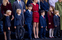Charlotte Casiraghi entourée de ses fils Raphaël et Balthazar, mignons et très chic en costume cravate