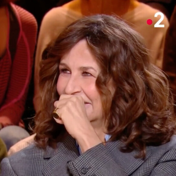 "Elle est très mignonne. Elle est arrivée par hasard et je n'ai jamais eu d'animaux de ma vie", a expliqué la réalisatrice, très amusée.