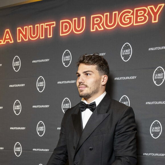 Antoine Dupont - Soirée de la 19ème édition de la Nuit du Rugby à l'Olympia, Paris le 20 novembre 2023.La Nuit du rugby est une cérémonie organisée chaque année depuis 2004 sous l'égide de la Ligue nationale de rugby en collaboration avec Provale et TECH XV, pour récompenser les acteurs du rugby professionnel français qui se sont distingués lors des championnats de France de rugby Top 14 et Pro D2. © Pierre Perusseau/Bestimage