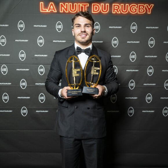 Antoine Dupont - Soirée de la 19ème édition de la Nuit du Rugby à l'Olympia, Paris le 20 novembre 2023.La Nuit du rugby est une cérémonie organisée chaque année depuis 2004 sous l'égide de la Ligue nationale de rugby en collaboration avec Provale et TECH XV, pour récompenser les acteurs du rugby professionnel français qui se sont distingués lors des championnats de France de rugby Top 14 et Pro D2. © Pierre Perusseau/Bestimage