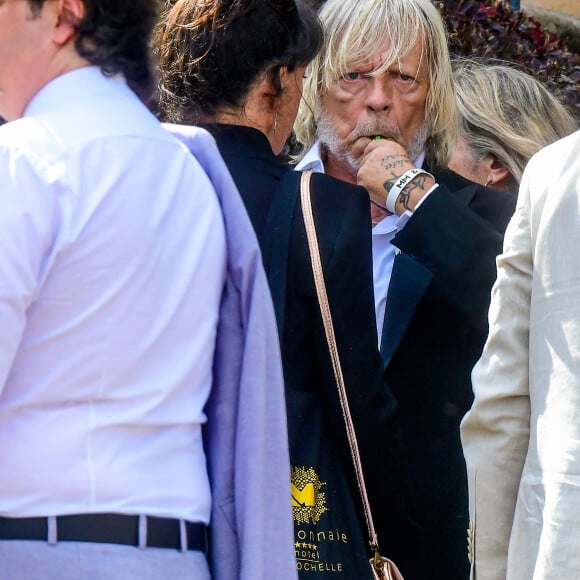 Le chanteur Renaud (Renaud Séchan) et sa compagne Cerise (de son vrai prénom Christine) - Mariage d'Hugues Aufray et de Murielle Mégevand à la mairie de Marly-Le Roy, France, le 2 septembre 2023. 