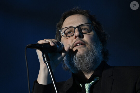 Il s'agit de Karl Tremblay, chanteur des Cowboys Fringnts, mort à 47 ans d'un cancer.
Karl Tremblay - Concert des Cowboys fringants à Québec, 17 juillet 2023. Photo by Jacques Boissinot/CP/ABACAPRESS.COM