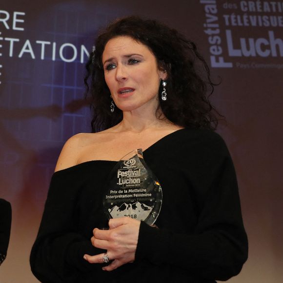 Elle a réussi à l'acquérir grace à l'argent qu'elle a gagnée grace à la chanson.
Elsa Lunghini reçoit le prix de la meilleure interprétation féminine dans "Parole contre parole" de D.Bivel - Clôture du 20ème anniversaire du Festival des Créations Télévisuelles de Luchon, France, le 10 février 2018. © Patrick Bernard/Bestimage 
