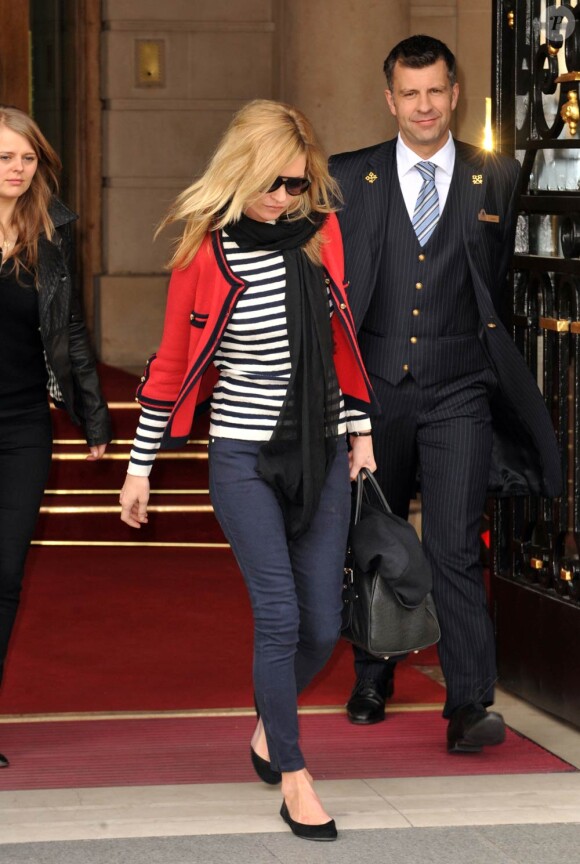 Kate Moss sortant du Ritz à Paris, le 10 mars 2010