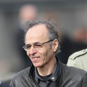 Jean-Jacques Goldman connaît la recette pour toucher les gens en plein coeur. Si Nagui peut encore se souvenir d'un coup de fil à 2 heures du matin du chanteur, qui l'a fait chialer, il n'est pas le seul à pouvoir témoigner de sa générosité. 
Jean-Jacques Goldman et Maxime Le Forestier lors des obsèques de Véronique Colucci au cimetière communal de Montrouge.