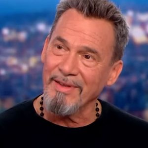 Florent Pagny, qui va beaucoup mieux, était l'invité de Gilles Bouleau aux 20 heures de TF1 le jeudi 16 novembre. © Captute TV TF1 via Bestimage